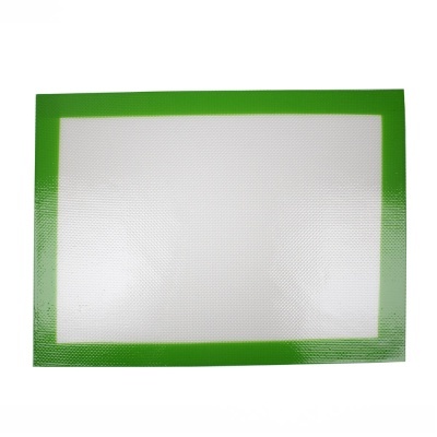 Tapete de silicone branco com bordadura verde e textura de malha