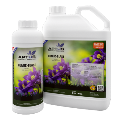 Dois frascos brancos de APTUS HUMIC-BLAST com etiquetas verdes e flores roxas