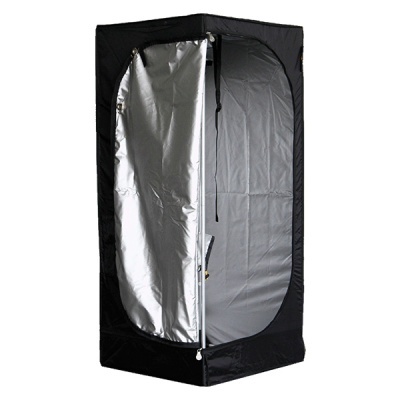 Tenda de cultivo preta com interior prateado e porta aberta