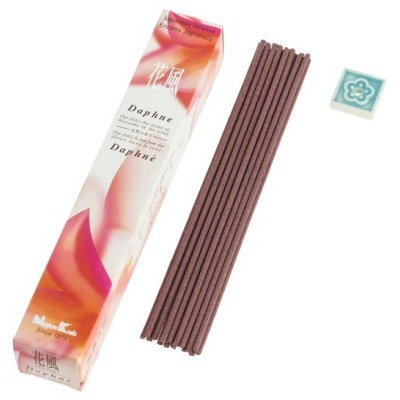 Caixa de incenso Daphne rosa e branco com varetas castanhas e suporte azul com padrão floral