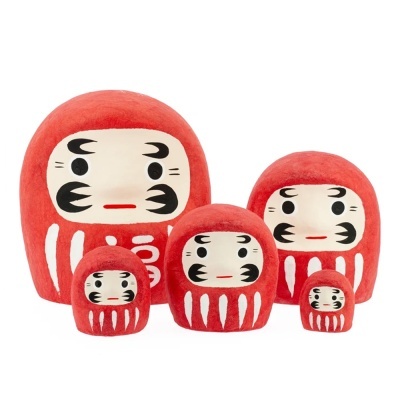 Conjunto de bonecos Daruma vermelhos de vários tamanhos