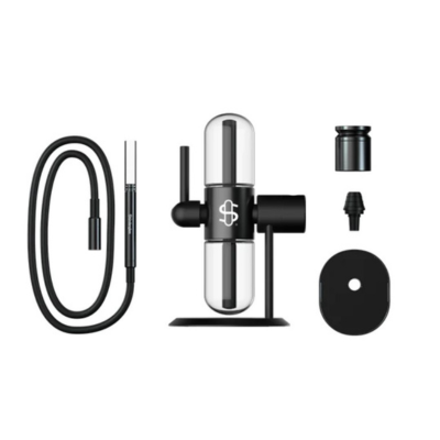 Microfone condensador preto com acessórios e suporte em fundo branco