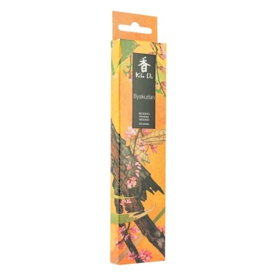 Embalagem de incenso Koh Do Byakudan com flores e folhas em fundo amarelo e laranja