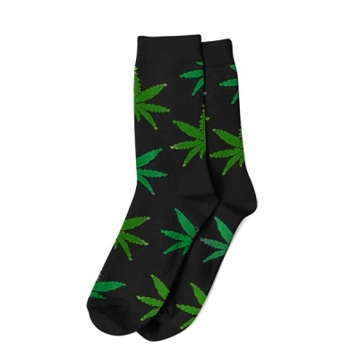 Meias pretas com folhas verdes de padrão repetido.