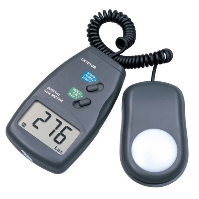 Medidor digital de lux cinza com ecrã e sensor conectado por cabo espiral