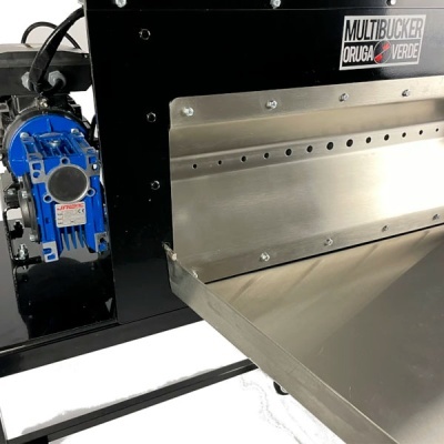 Máquina industrial metálica preta com componentes azuis e chapa inox com orifícios