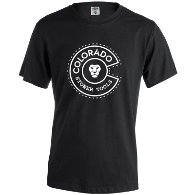 T-shirt preta com estampa branca 'COLORADO STONER TOOLS' e imagem de leão