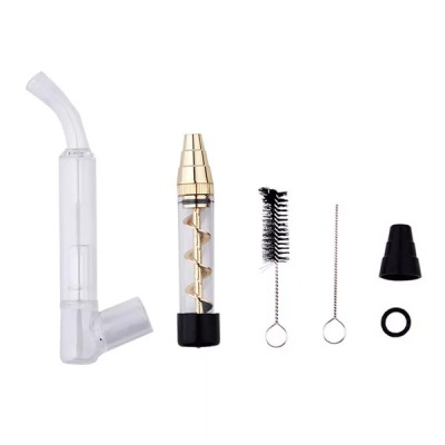 Conjunto de acessórios para fumar com tubo de vidro, espiral dourado e ferramentas de limpeza.