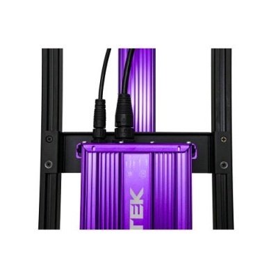 Dispositivo eletrônico roxo com cabos pretos montado em estrutura metálica preta