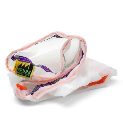 Saco de rede branco com bordas roxas e laranja e etiqueta THE PURE FACTORY