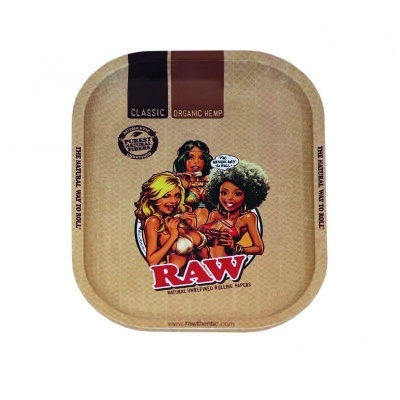 Tabuleiro quadrado RAW com ilustração de três mulheres e textos promocionais