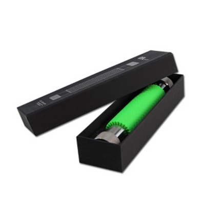 Rolo de massagem verde com extremidades metálicas numa caixa preta aberta