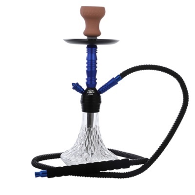 Narguilé com base de vidro facetado, metal azul, cerâmica castanha e mangueira preta.