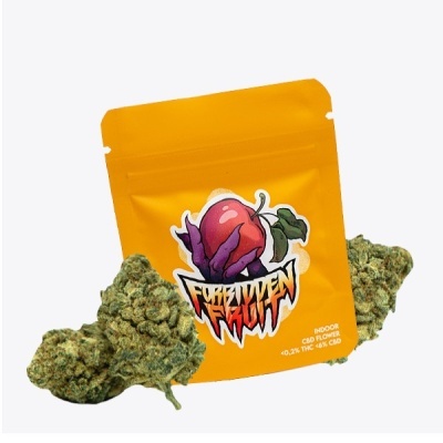 Pacote amarelo com flores de CBD e ilustração de pêssego