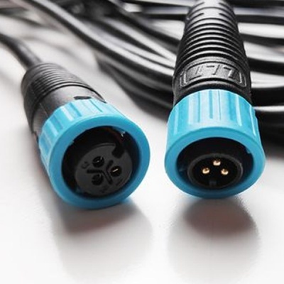 Conectores circulares azuis e pretos com cabo preto
