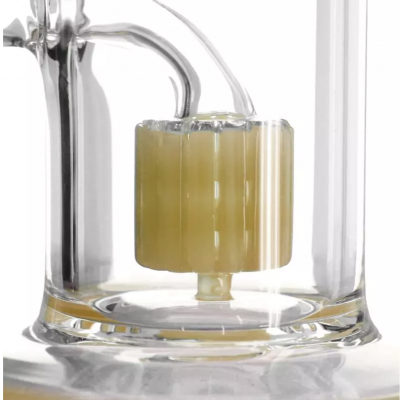 Vista aproximada de peça de vidro com componente amarelo translúcido central