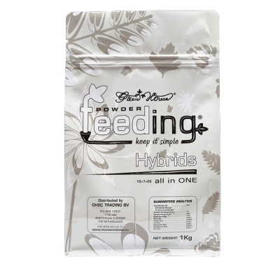 Pacote branco de fertilizante em pó Green House Powder Feeding Hybrids com folhas acinzentadas e texto preto.