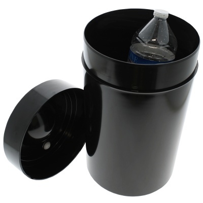 Lata cilíndrica preta de metal com tampa ao lado e garrafa de água dentro