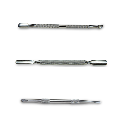 Espátulas metálicas para manicure com cabos texturizados e pontas variadas em fundo branco