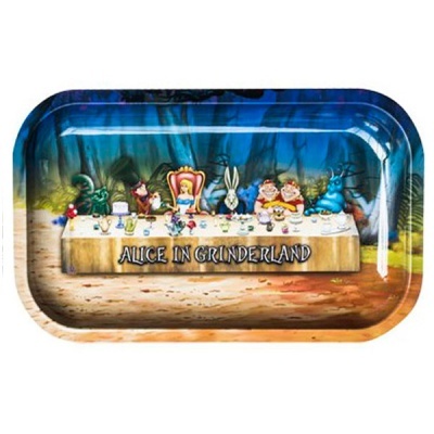 Tabuleiro metálico retangular com ilustração de Alice e personagens de Alice in Wonderland na mesa com texto ALICE IN GRINDERLAND