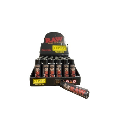 Isqueiros Clipper RAW dentro de uma caixa de exposição preta.