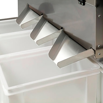 Dispensador metálico com três bicos direcionados para caixas plásticas brancas.