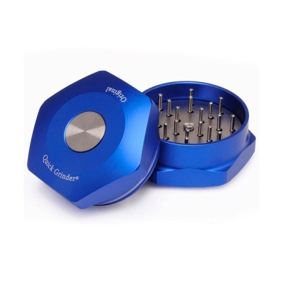 Triturador Quick Grinder azul metálico com pinos metálicos visíveis no interior