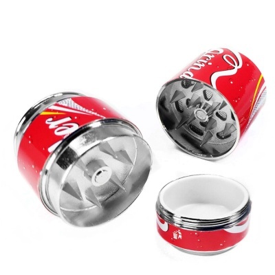 Triturador de ervas metálico vermelho com design estilo lata Coca-Cola