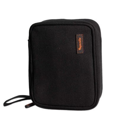 Bolsa preta com fecho de correr e etiqueta laranja