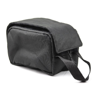 Bolsa preta retangular com tampa e pega de mão no fundo branco