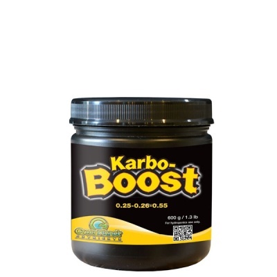 Frasco preto com rótulo Karbo-Boost e texto informativo em fundo branco
