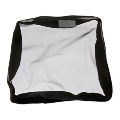 Bolsa quadrada branca com laterais pretas e etiqueta na parte superior