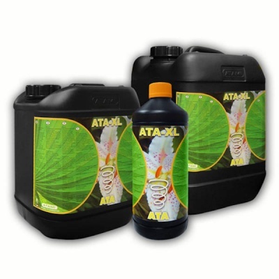 Frascos e tambores pretos de fertilizante ATA-XL com rótulos verdes e amarelos