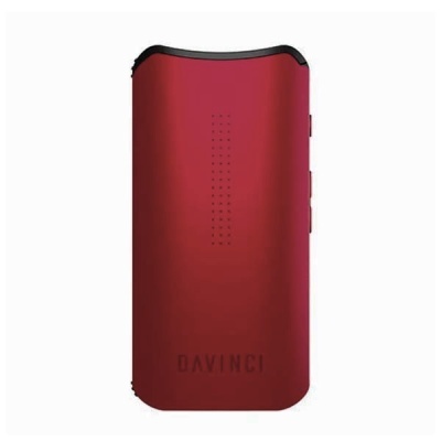 Dispositivo eletrônico vermelho com a palavra DAVINCI