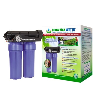 Sistema de água para hidroponia GrowMax Water Power Grow 500 com três filtros azuis e manómetro, ao lado da embalagem colorida