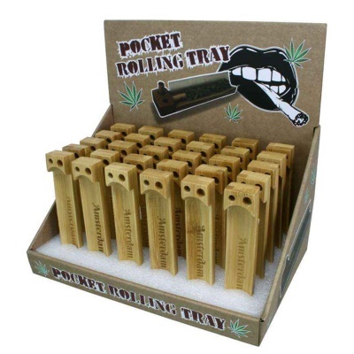 Tabuleiros de enrolar de bolso em madeira clara com embalagem castanha e texto POCKET ROLLING TRAY