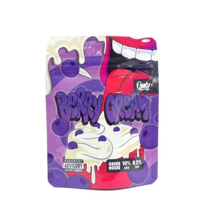 embalagem colorida com texto Berry Cream e imagem de boca e frutas
