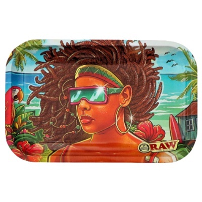 Tabuleiro decorativo colorido com ilustração de mulher e paisagem tropical
