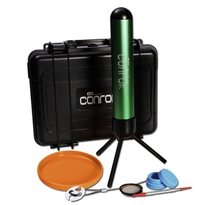 Conjunto de pesca com estojo preto, instrumento verde com tripé, prato laranja e acessórios vários
