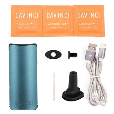 Conjunto de acessórios DaVinci incluindo dispositivo azul, lenços alcoólicos, cabo USB e peças pequenas