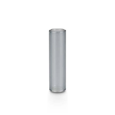 Vaso cilíndrico alto em vidro transparente sobre fundo branco