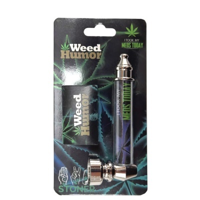 Conjunto para fumar com cachimbo metálico prateado e tubo transparente com texto, e isqueiro preto com texto, em embalagem com padrão de folha de cannabis.