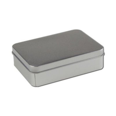 Caixa metálica retangular prateada com tampa lisa