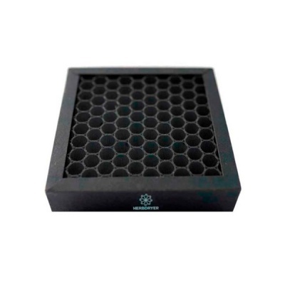 Filtro quadrado de carvão ativado preto com padrão hexagonal e logótipo HERBDRYER