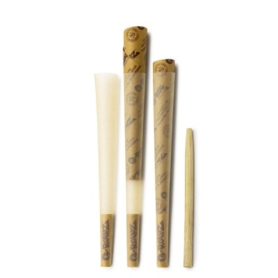 Quatro cones de papel fino e palha, dois embalados com papel castanho com texto GRIMIZ, dois sem embalagem sobre fundo branco.