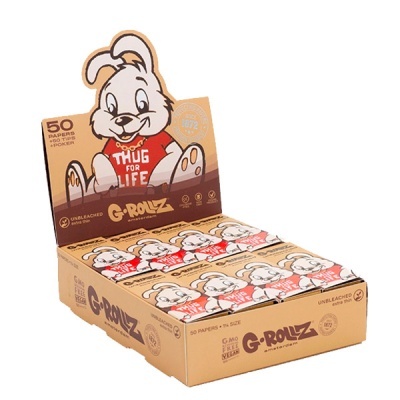 Display com embalagens de papel de seda G-Rollz com coelho branco em t-shirt vermelha