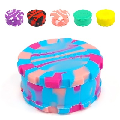 Cinco moinhos circulares coloridos de plástico com padrão camuflado e texto HASHY.