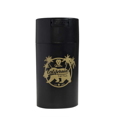 Recipiente preto com estampa dourada com urso e palmeiras e texto California Safe Pack