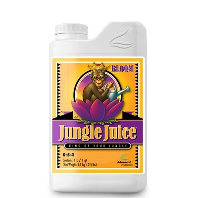 Frasco branco com rótulo amarelo e roxo Jungle Juice, macaco com coroa, regador e texto