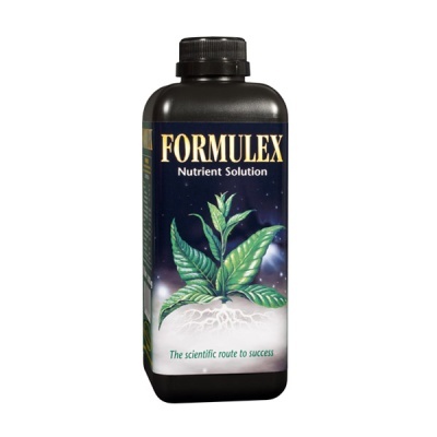 Frasco preto de solução nutritiva Formulex com planta e texto na etiqueta